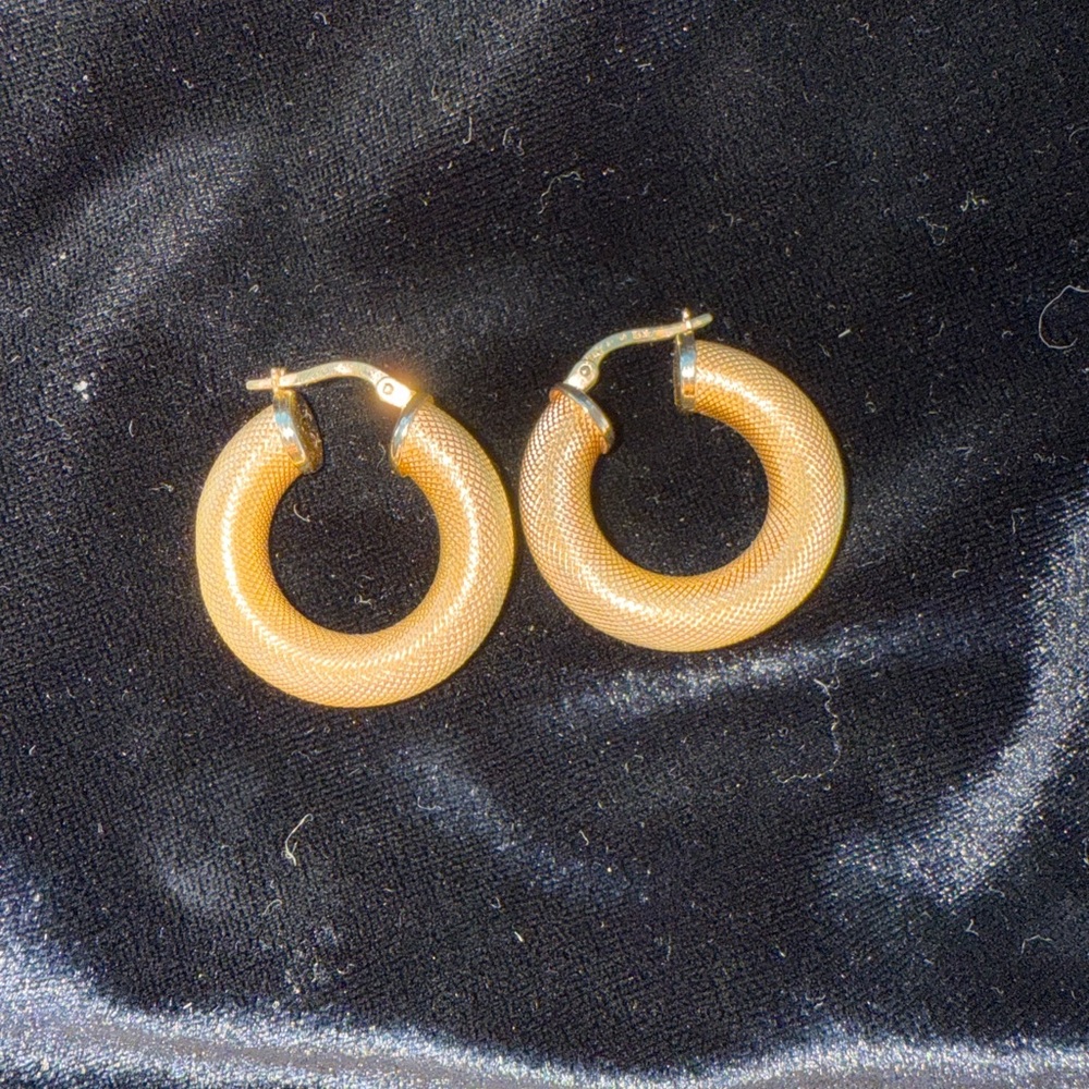 14K Yellow Gold Woven Mesh Textured Hoop Earrings - Picture 4 of 13